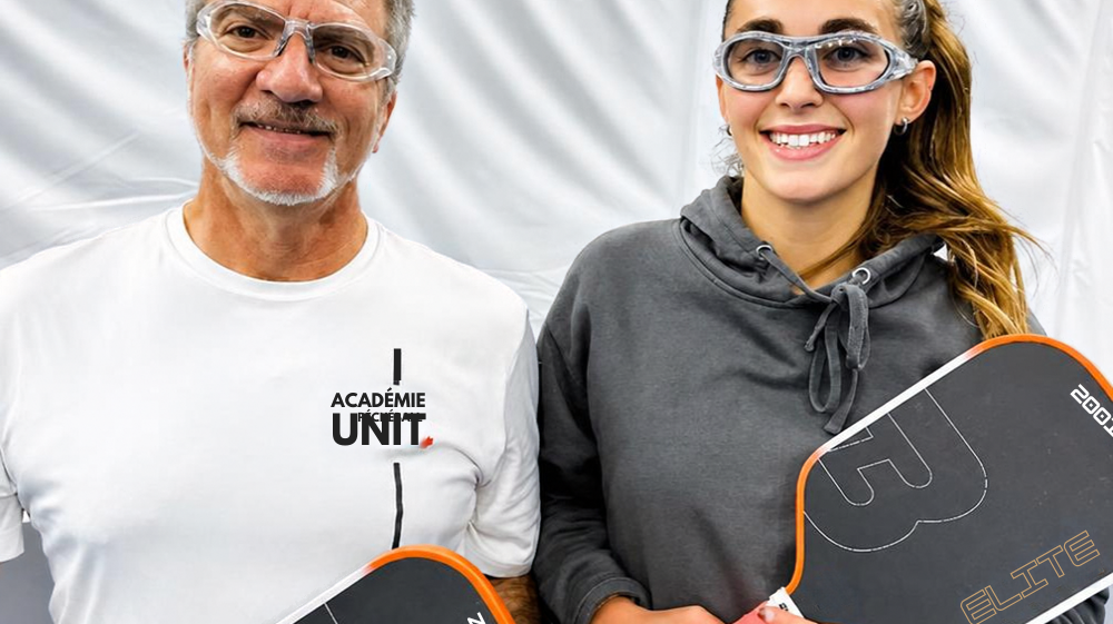Joueurs de pickleball avec lunettes de protection BOOMA.