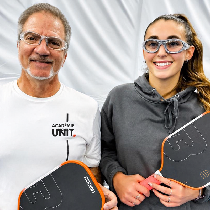 Joueurs de pickleball avec lunettes de protection BOOMA.