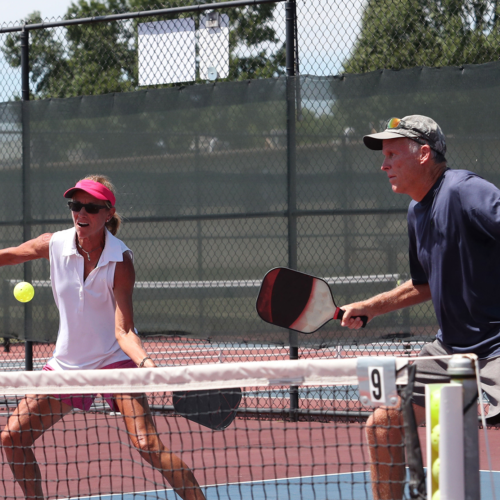 Couple jouant au pickleball au filet