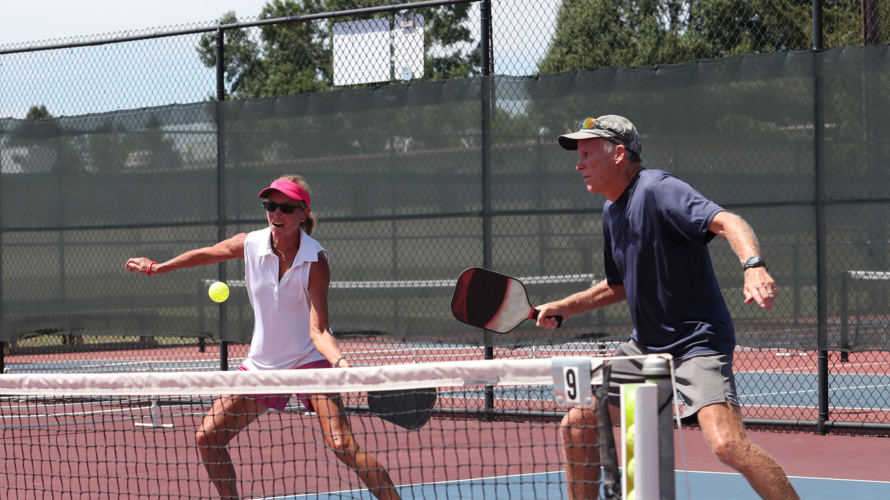 Couple jouant au pickleball au filet