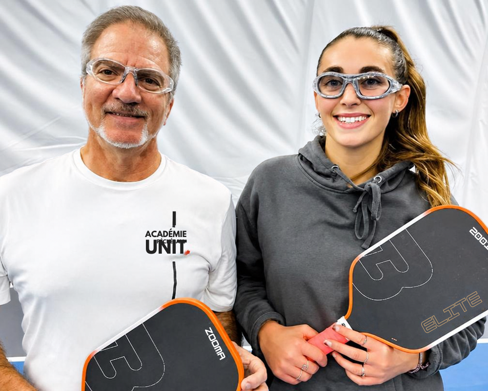 Joueurs de pickleball avec lunettes de protection BOOMA.
