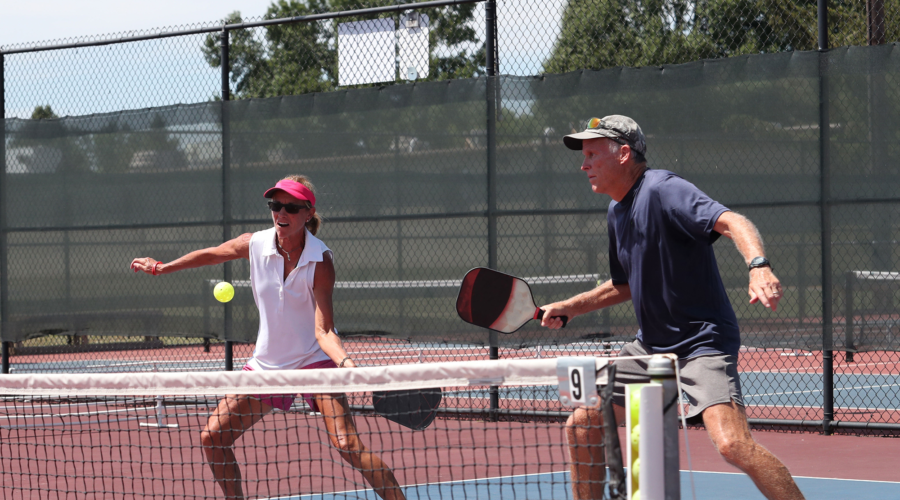 Couple jouant au pickleball au filet