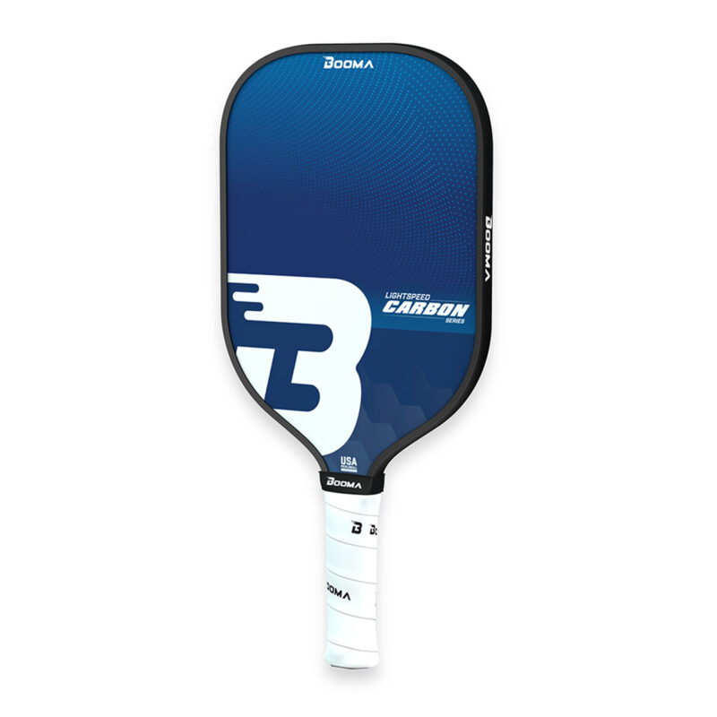 Une vue en angle d'une raquette de pickleball bleue BOOMA Lightspeed Carbon Series.