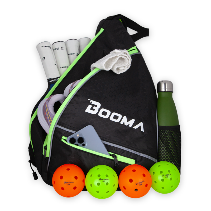 Sac de pickleball BOOMA avec des raquettes, des balles, une bouteille, une serviette et d'autres accessoires dans les compartiments.