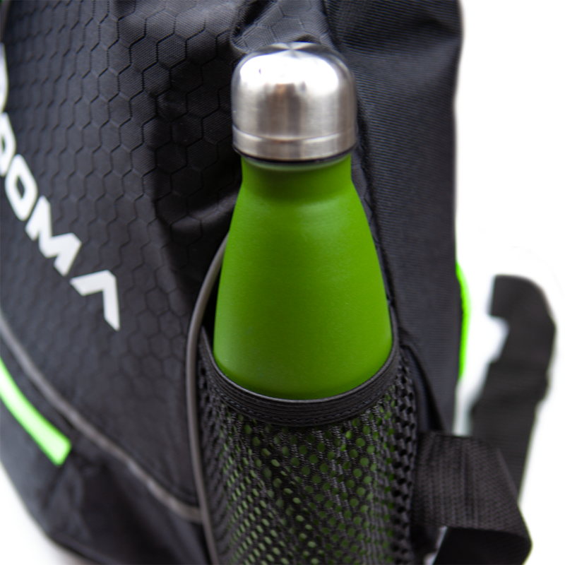 Gros plan sur le porte-bouteille d'eau du sac de pickleball BOOMA.